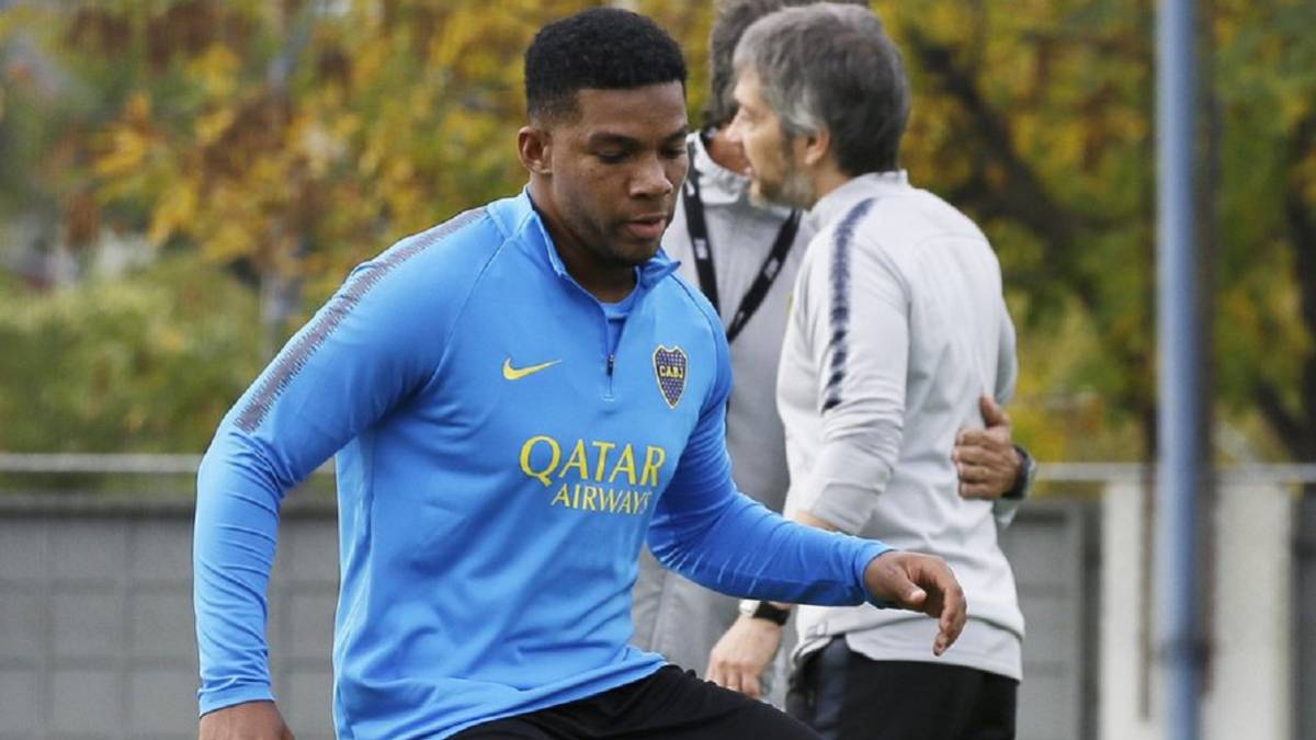 El colombiano Frank Fabra en un entrenamiento con Boca. Pelea por un puesto en la titular con Emmanuel Mas.
