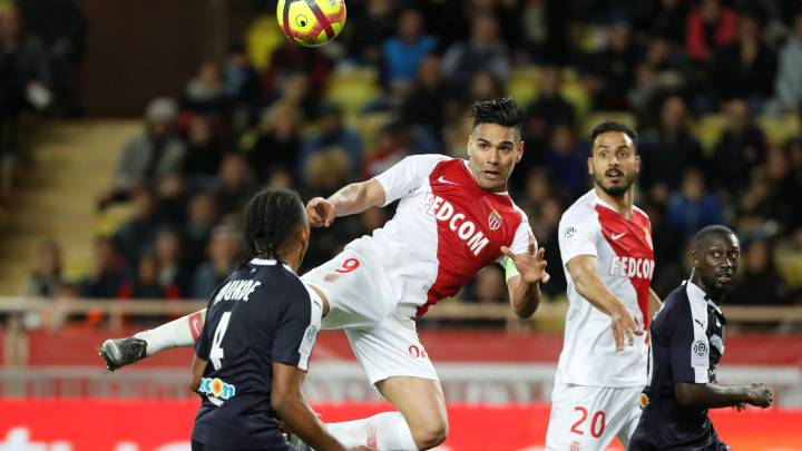 Falcao mete un cabezazo contra el Bordeaux en la temporada 2018/2019