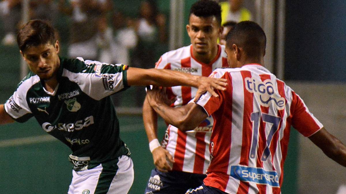 Matias Cabrera con el balón en el empate de Deportivo Cali 0-0 ante Junior por la fecha 26 de la Liga Águila