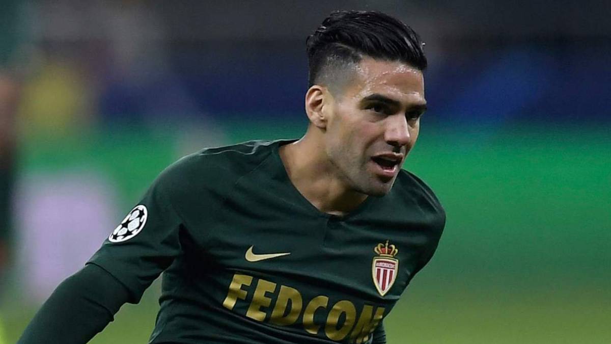 Falcao sentado en el terreno de juego durante un partido de Mónaco en la temporada 2018-2019