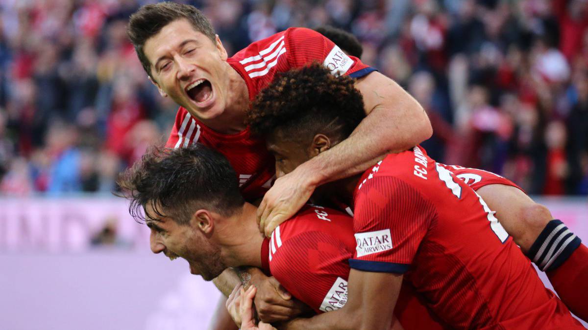 Lewandoski y sus compañeros del Bayern Múnich celebran un gol en la Bundesliga
