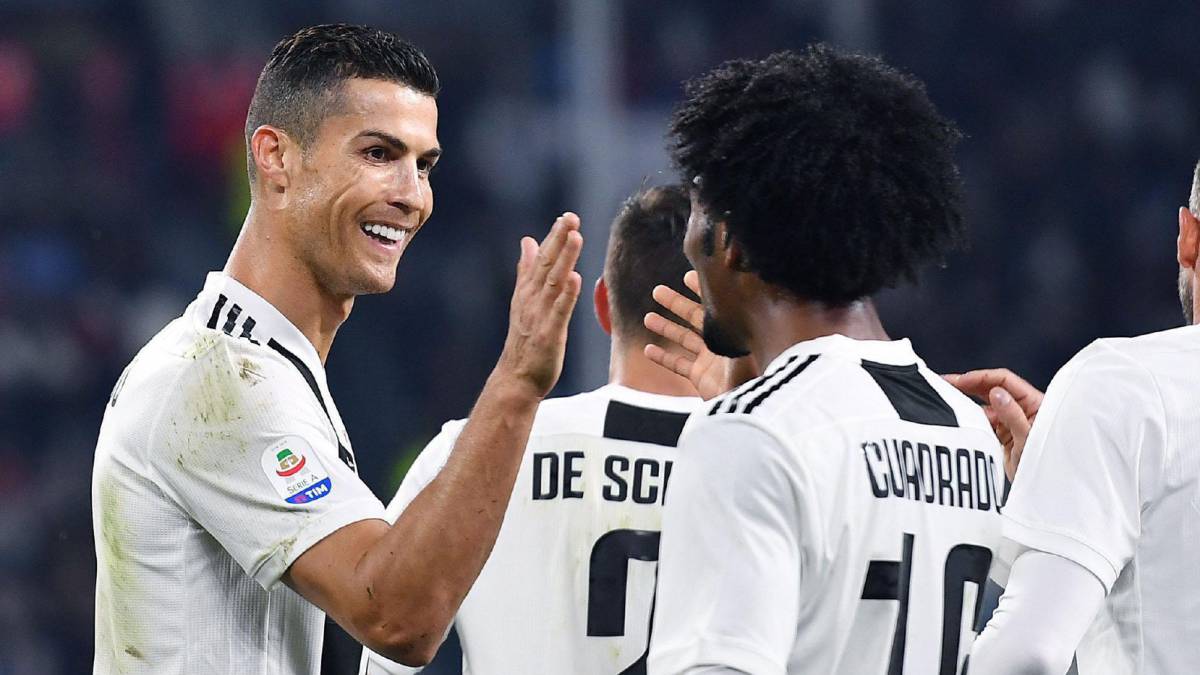 Juan Guillermo Cuadrado y Cristiano Ronaldo en un partido con Juventus