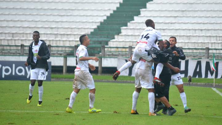 Jugadores del once Caldas celebran el gol de Diego Peralta