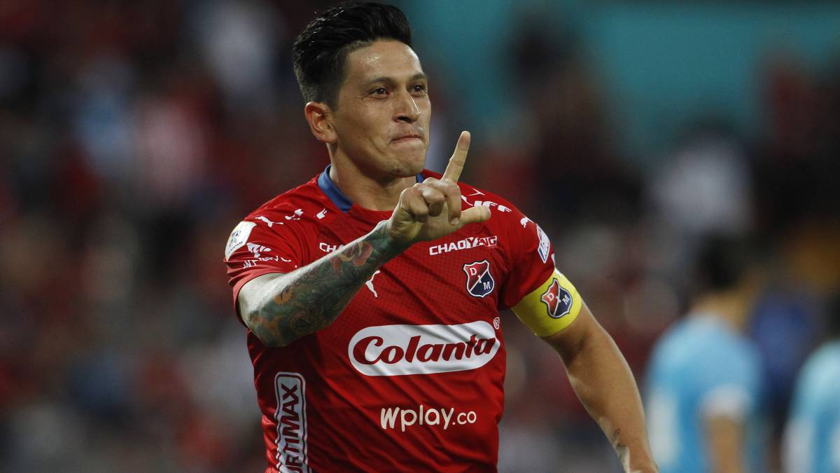 Germán Cano, delantero del DIM, marca un gol ante Jaguares