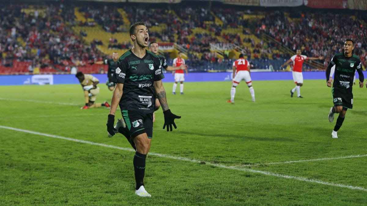 Juan Dinenno celebra uno de los dos goles que le marcó a Santa Fe