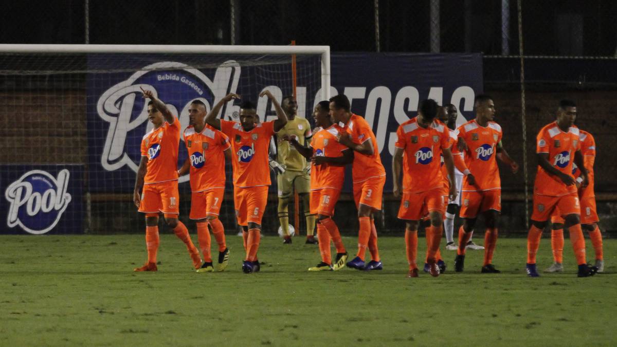 Jugadores del Envigado celebran una anotación.