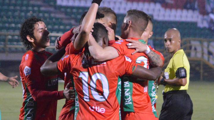 Jugadores de Patriotas celebran una anotación en su estadio.