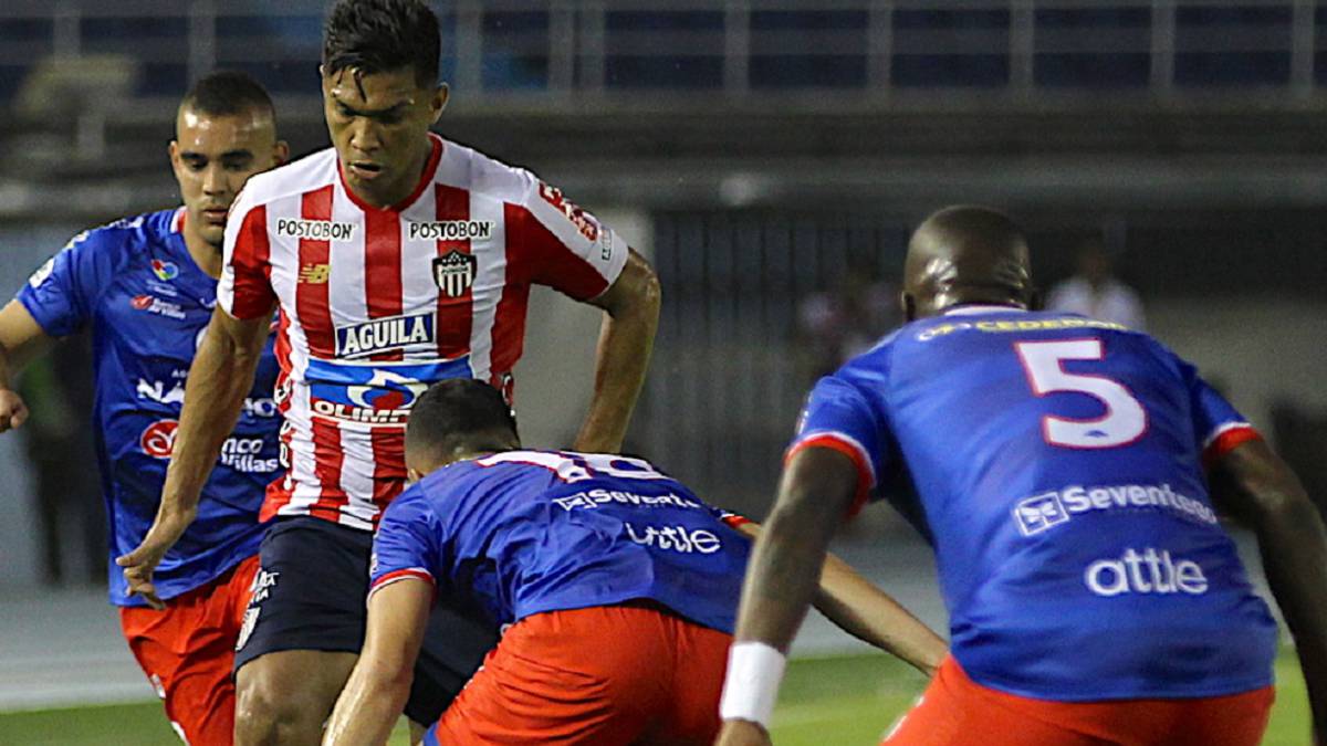 Teófilo Gutiérrez con el balón en el partido que terminó empatado 0-0 entre Junior y Pasto por la Liga Águila