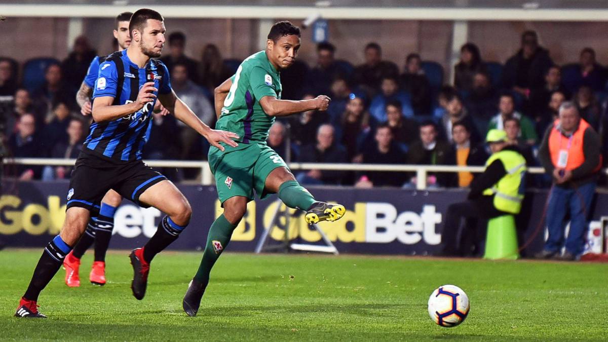 Luis Fernando Muriel durante un partido con Fiorentina, uno de los colombianos que buscan la final de Copa Italia.