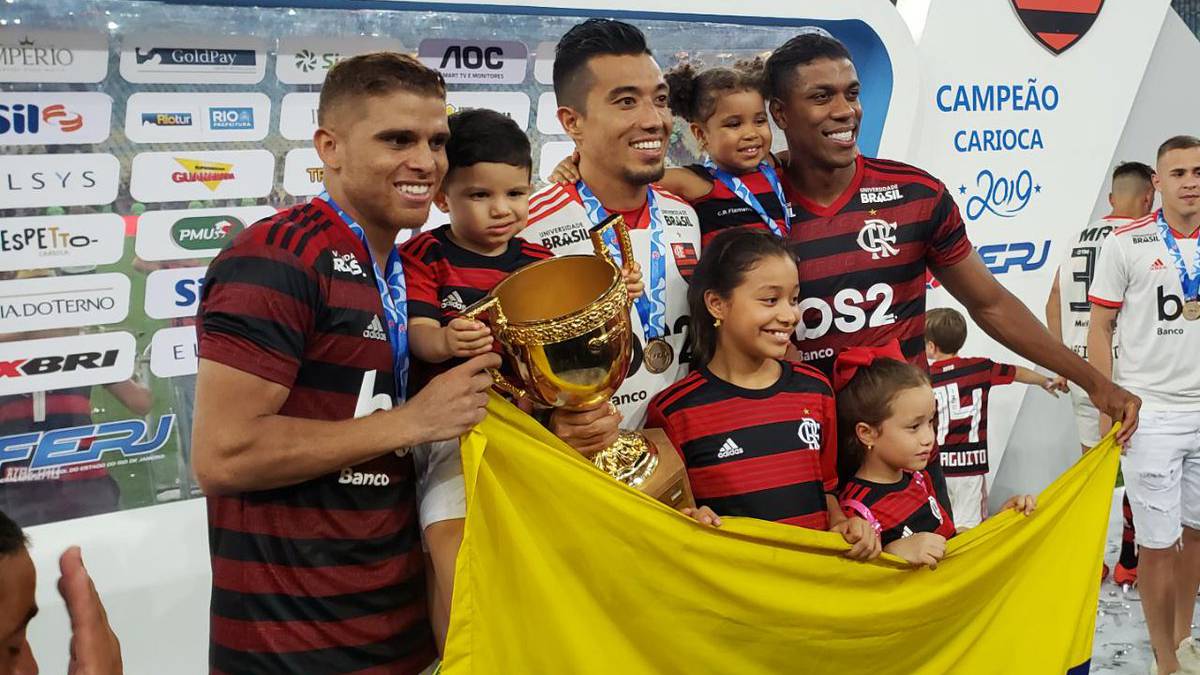 Gustavo Cuellar, Fernando Uribe y Orlando Berrío celebran el título de su equipo.