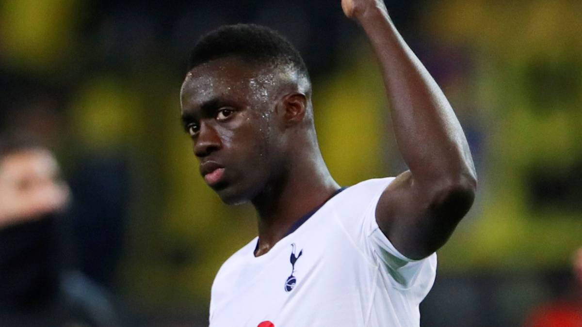 Dávinson Sánchez festeja el triunfo de Tottenham en partido por la Premier League