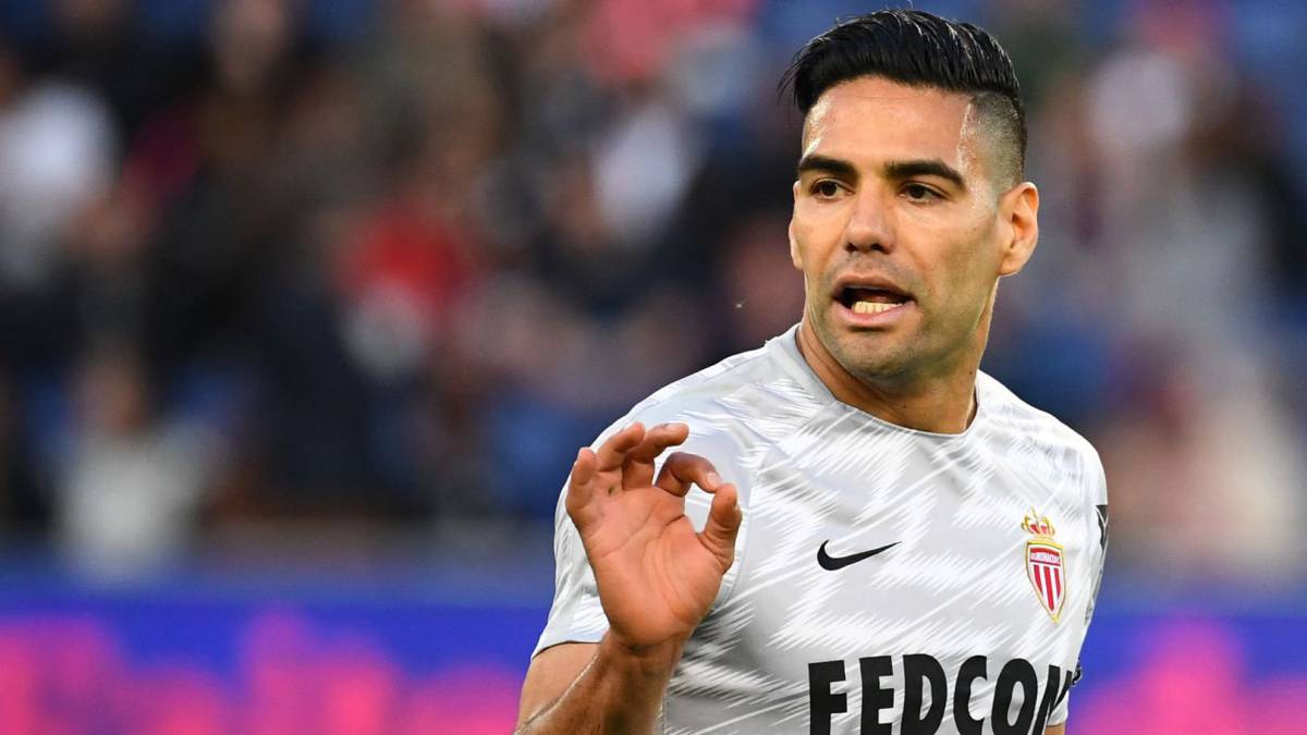 Falcao en el calentamiento previo al partido ante Paris Saint Germain.