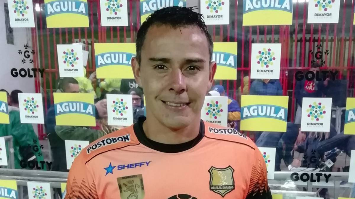 Luis Delgado con el premio a figura del partido que ganó Rionegro 2-1 ante Atlético Nacional