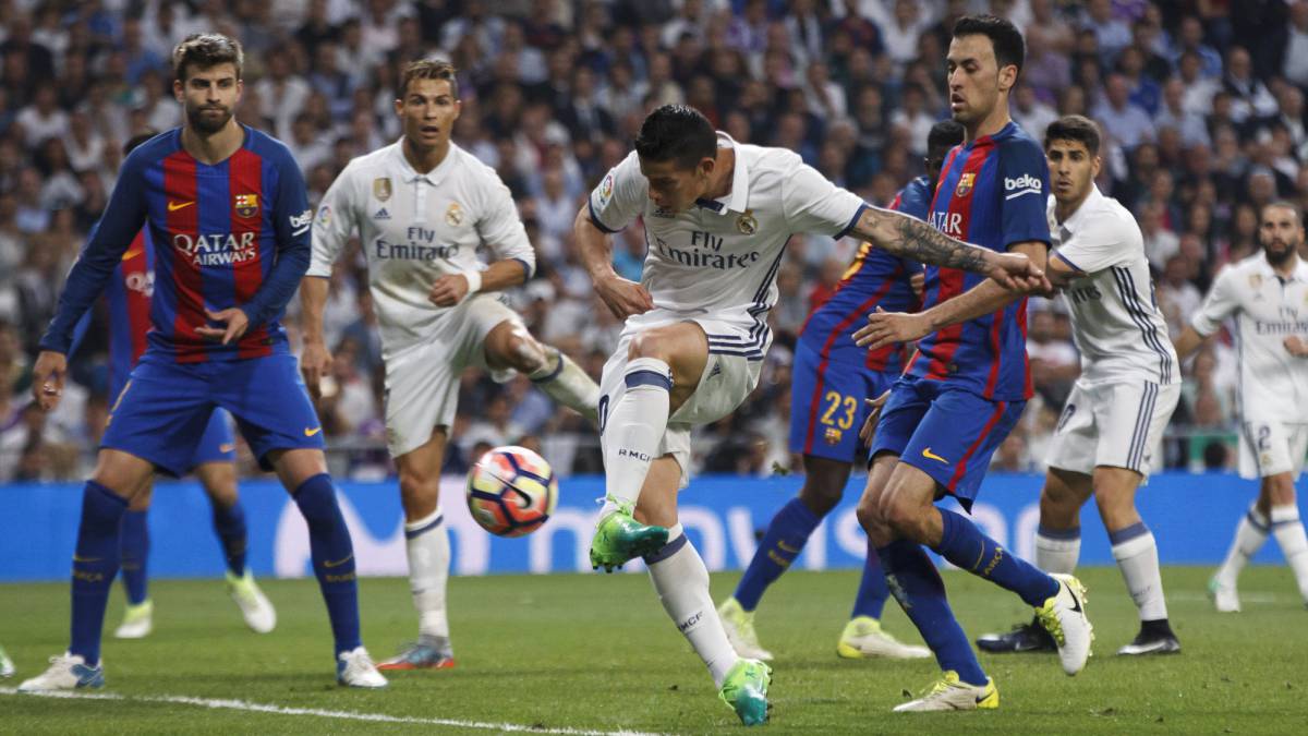 James Rodríguez en el momento en que golpea el balón para marcar gol ante el Barcelona en el Santiago Bernabéu