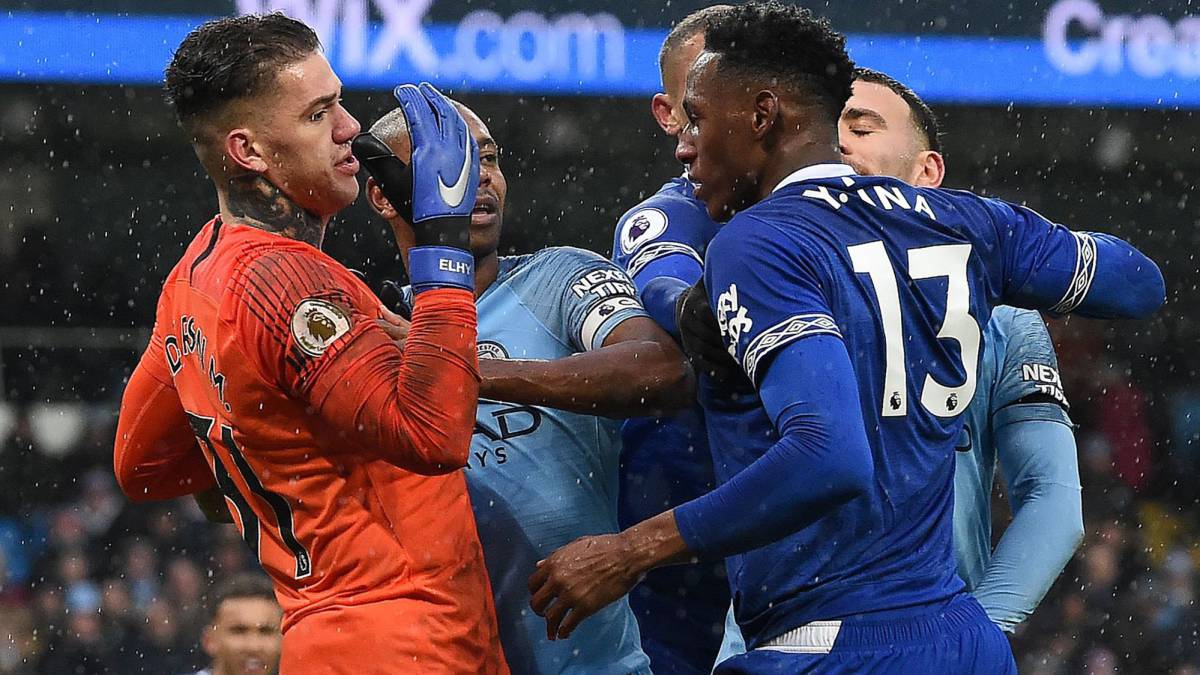 Yerry Mina y Ederson pelean