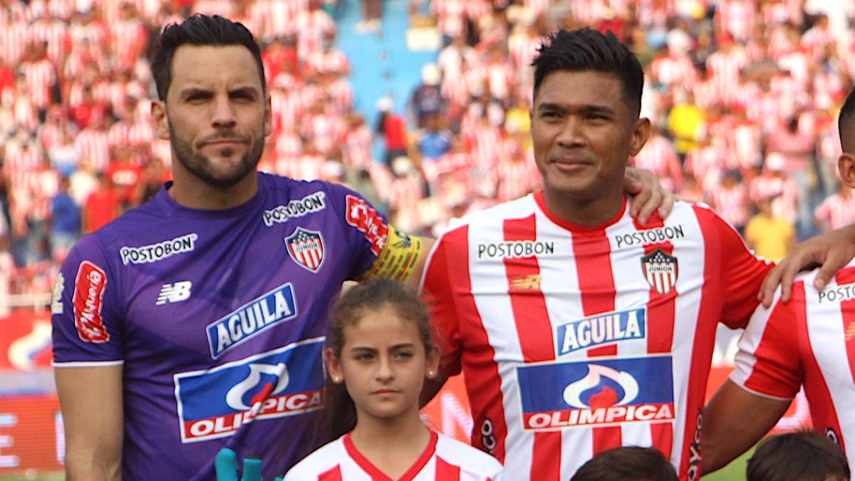 Teófilo Gutiérrez y Sebastián Viera en los actos protocolarios de un partido de Junior en el estadio Metropolitano