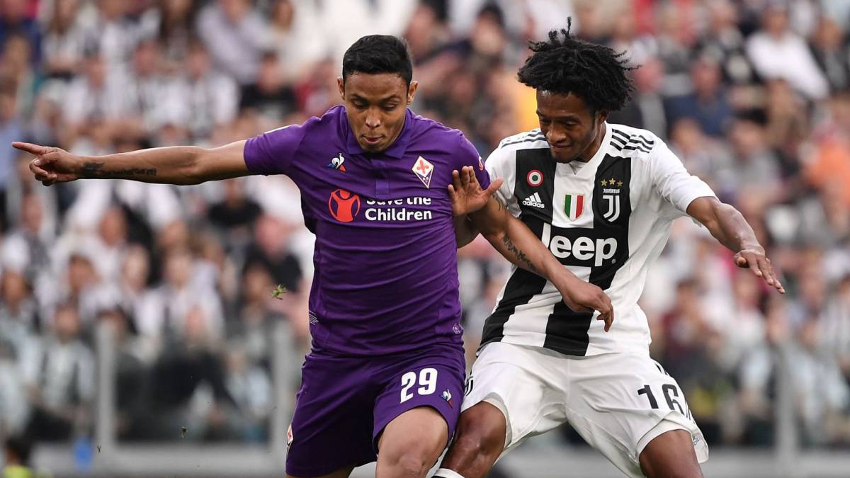 Luis Fernando Muriel disputando la pelota con Juan Guillermo Cuadrado en el Juventus vs Fiorentina.