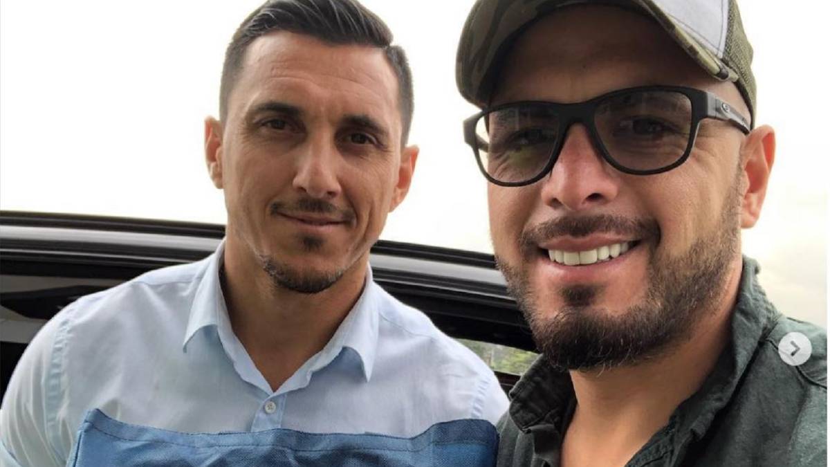 Omar Pérez recibe camiseta de Boca Juniors
