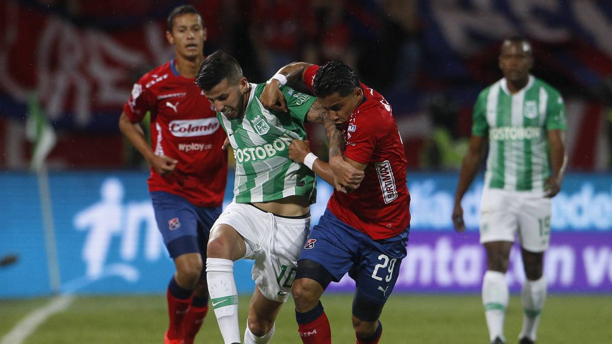 Ceppelini disputa la pelota ante la marca de Macias.