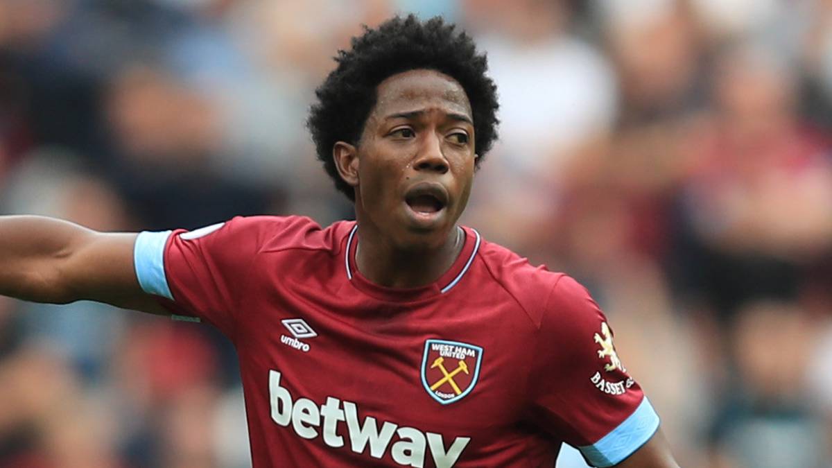 Carlos Sánchez en un partido del West Ham por la Premier League
