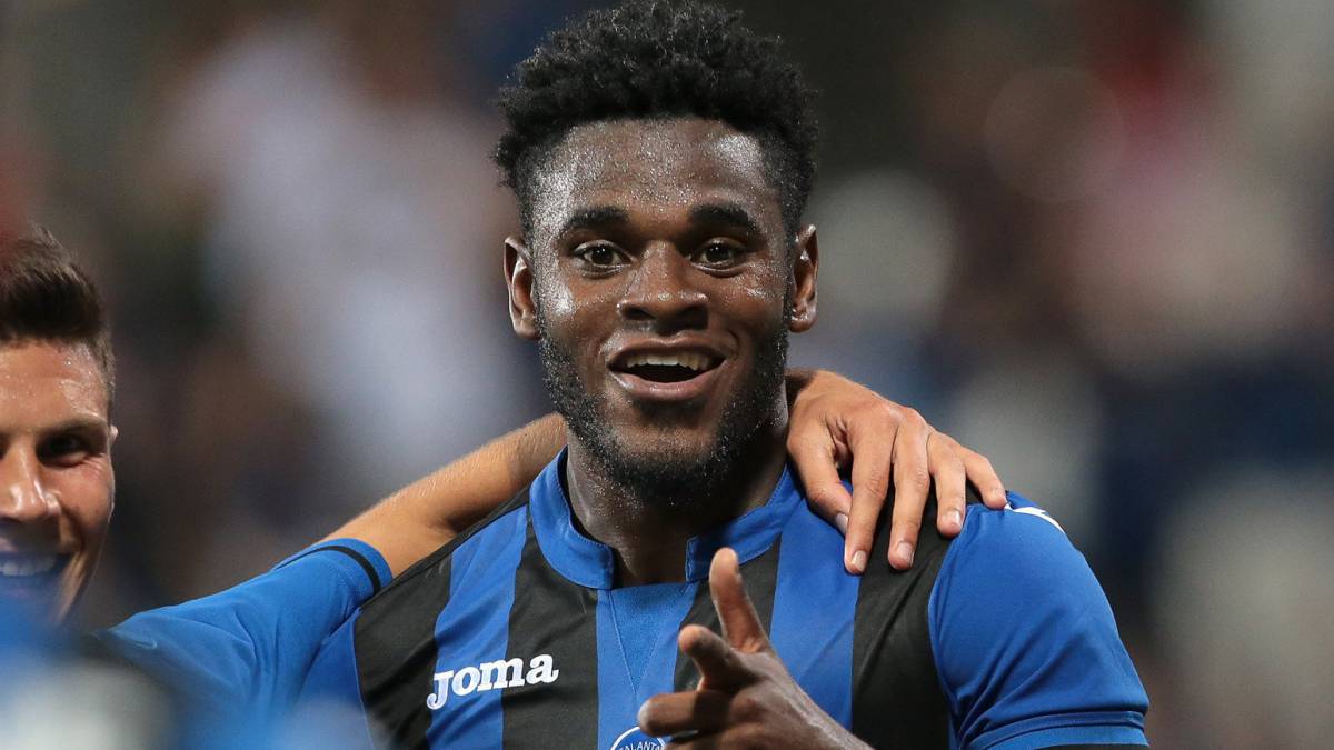 Duván Zapata celebra un gol con Atalanta en la Serie A