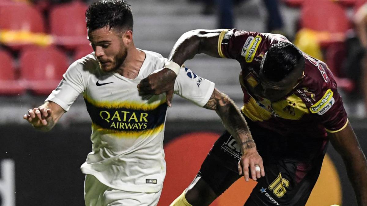 Nández intenta superar a un jugador del Tolima en el partido por la Copa Libertadores