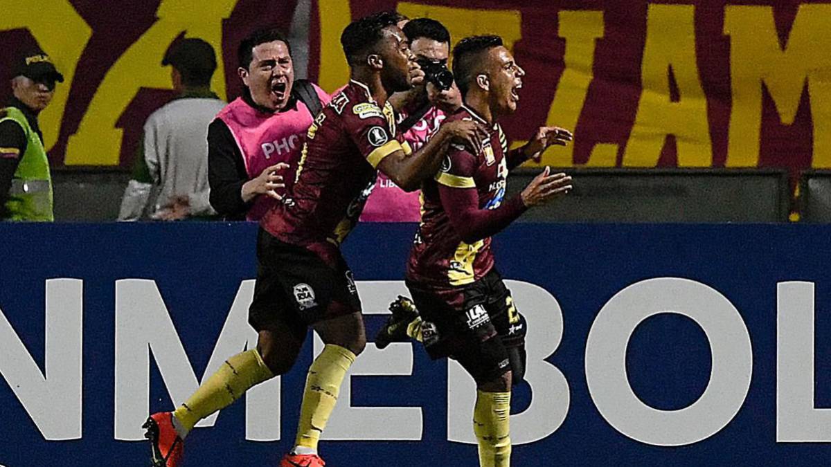 Alex Castro celebra el gol que le marcó a Boca Juniors en la Copa Libertadores