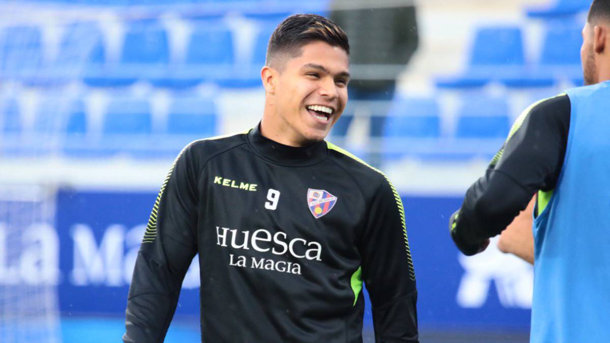 Juan Camilo Hernández en un entrenamiento con el Huesca de España