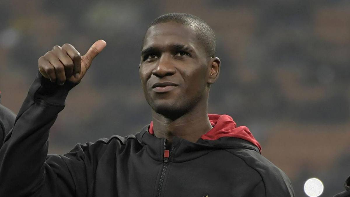 Cristian Zapata durante los actos protocolarios en un partido del Milan