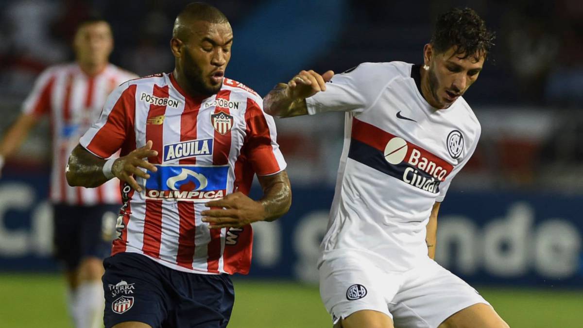 Fredy Hinestroza intenta quitarle un balón a Castellani en el partido entre Junior y San Lorenzo por la fecha 5 de la Copa Libertadores