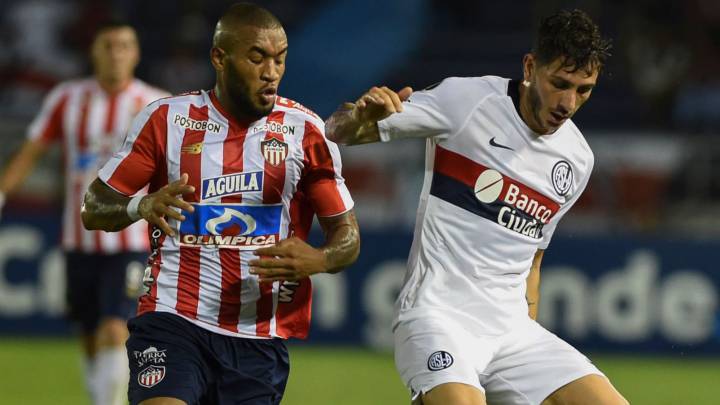 Fredy Hinestroza intenta quitarle un balón a Castellani en el partido entre Junior y San Lorenzo por la fecha 5 de la Copa Libertadores