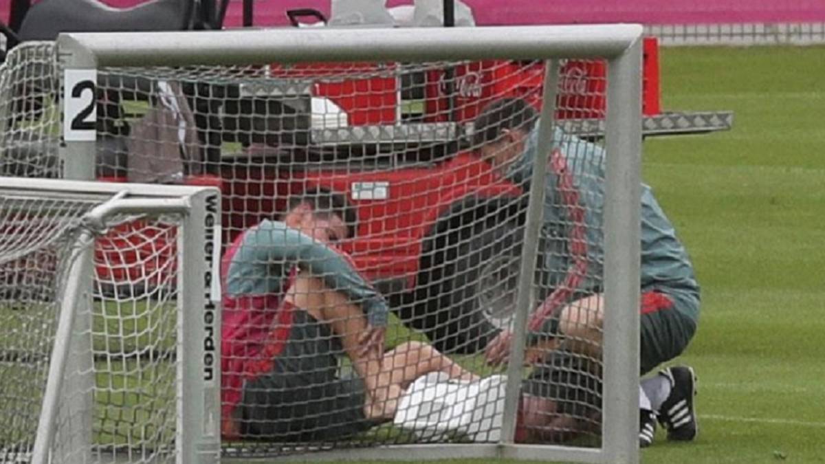 James Rodríguez es atendido por el médico del Bayern Múnich tras un fuerte patada en el entrenamiento de este viernes 26 de abril