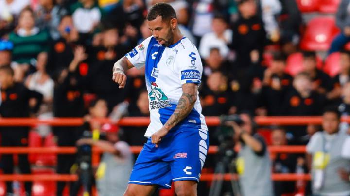 Edwin Cardona celebra el gol que anotó con Pachuca en el partido ante Atlas por la Liga MX