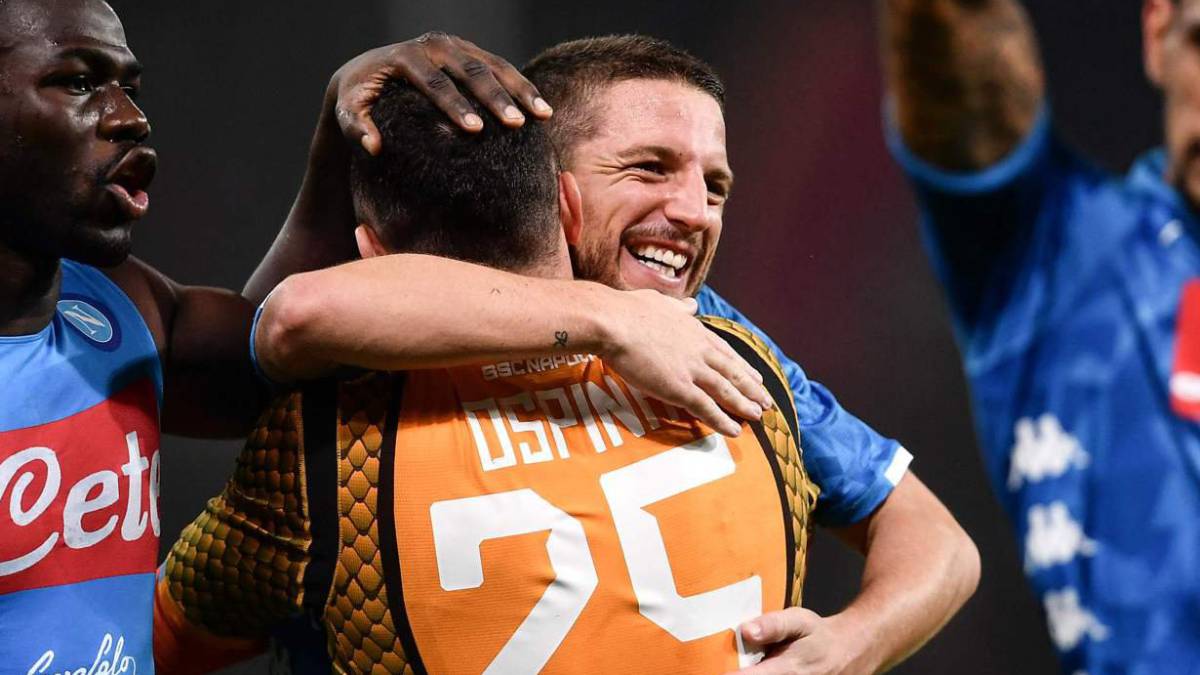 David Ospina festeja con Mertens el triunfo de Napoli en un partido por la Serie A