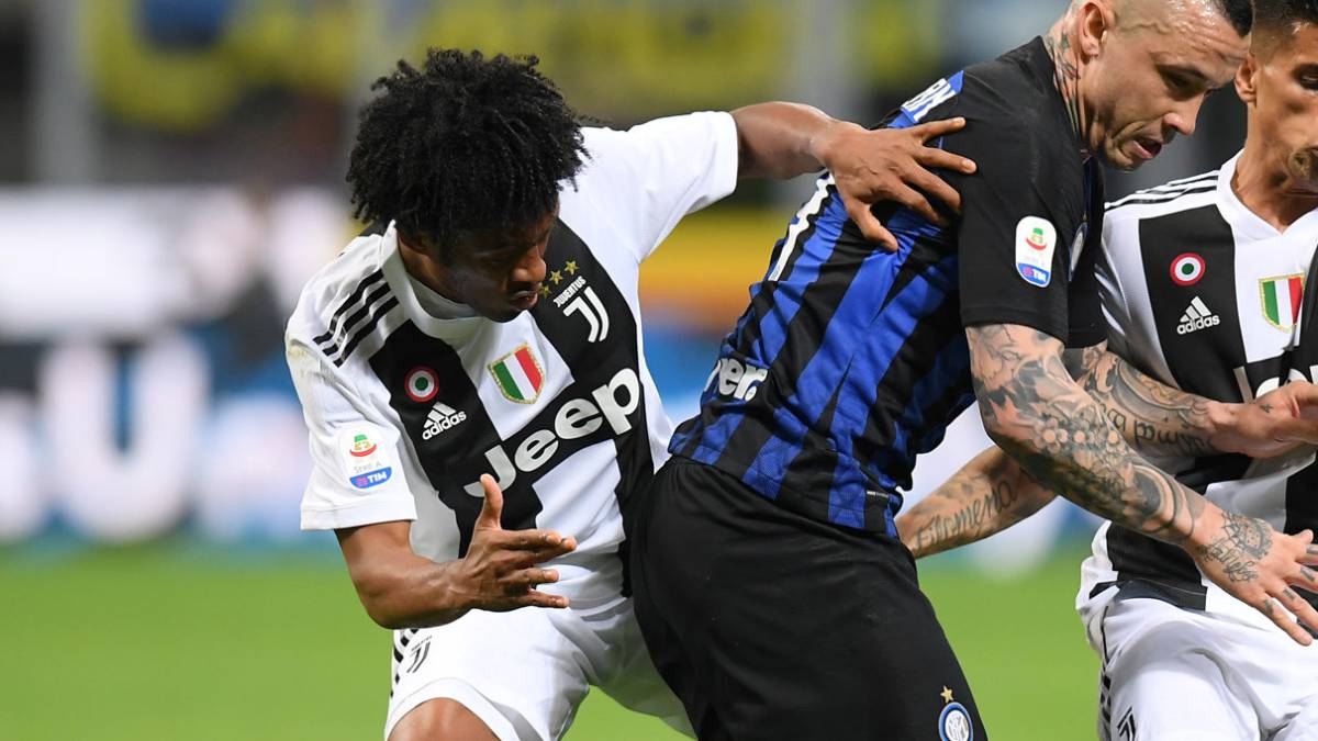 Juan Guillermo Cuadrado intenta quitar una pelota en el partido entre Juventus e Inter por la Premier League