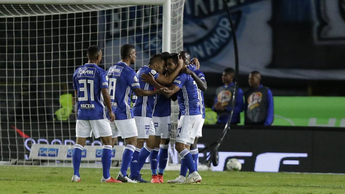Jugadores de Millonarios celebran un gol.