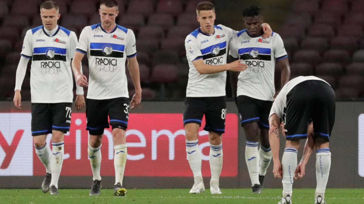 Duván Zapata y sus compañeros celebran un gol ante Napoli
