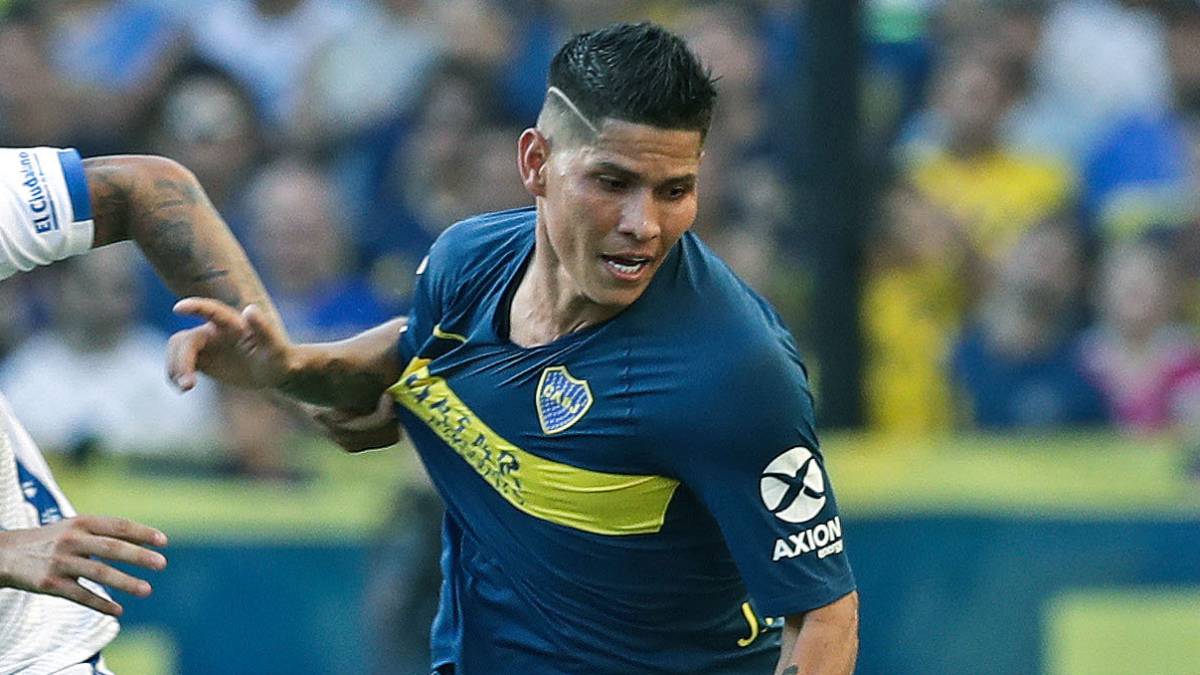 Jorman Campuzano disputa un balón en el partido de Boca Juniors ante Godoy Cruz