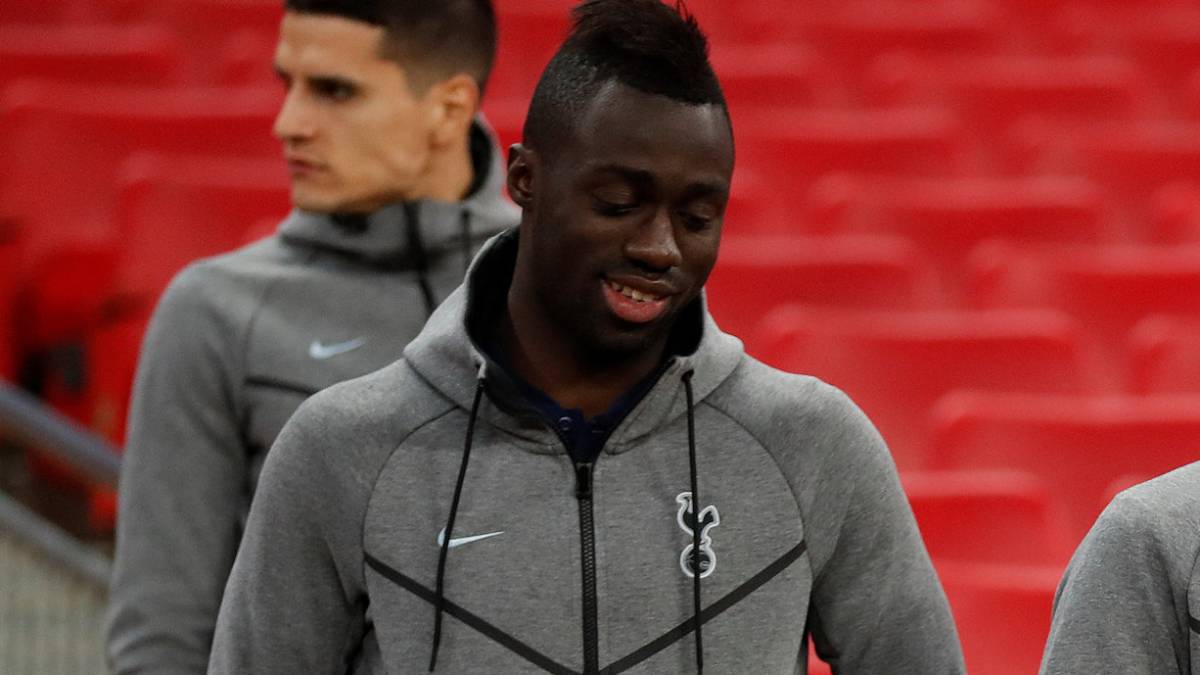 Davinson Sánchez en un partido de FA Cup