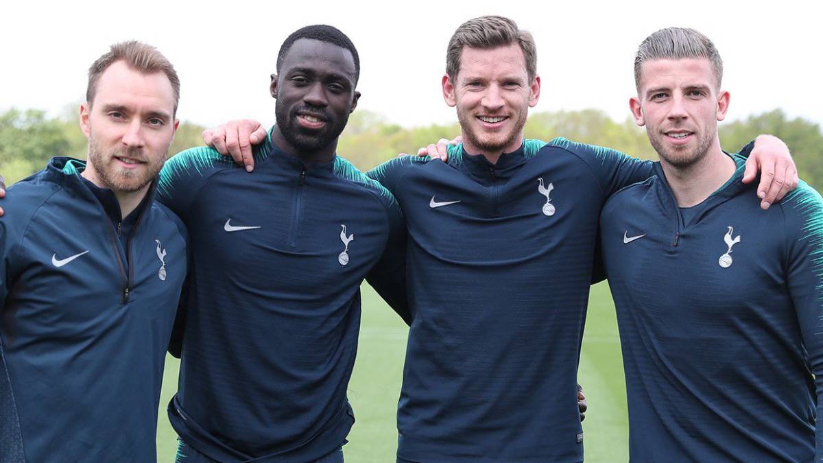Davinson Sánchez junto a Vertonghen, Alderweireld y Eriksen, ex jugadores del Ajax en Tottenham