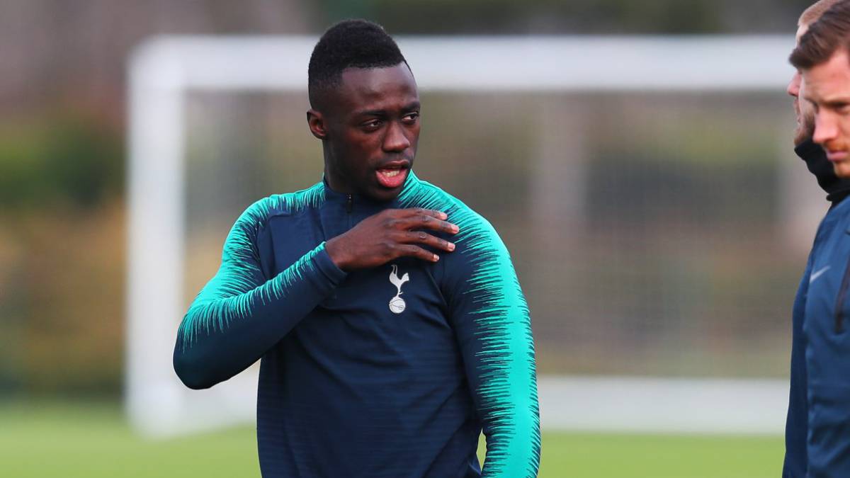 Davinson Sánchez durante un entrenamiento con Tottenham Hotspur.