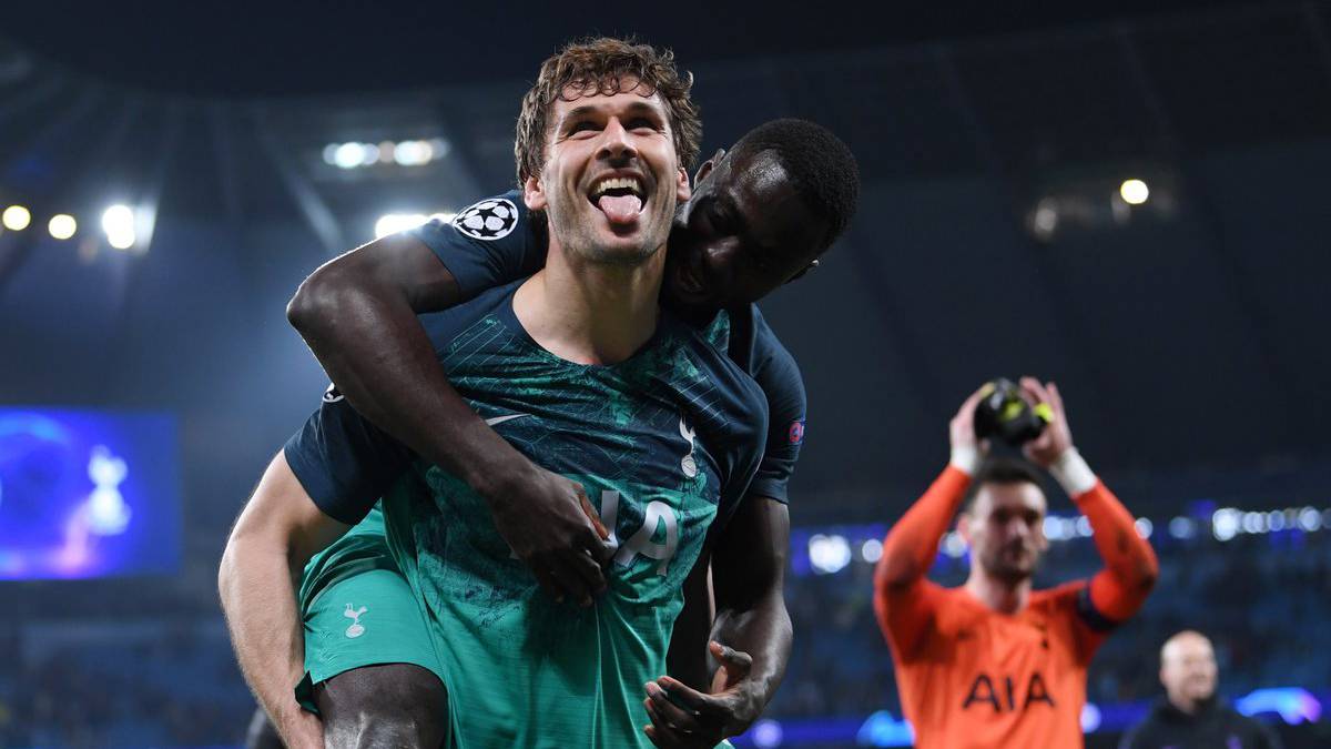 Dávinson Sánchez festeja con Llorente el paso de Tottenham a la semifinales de la Champions League