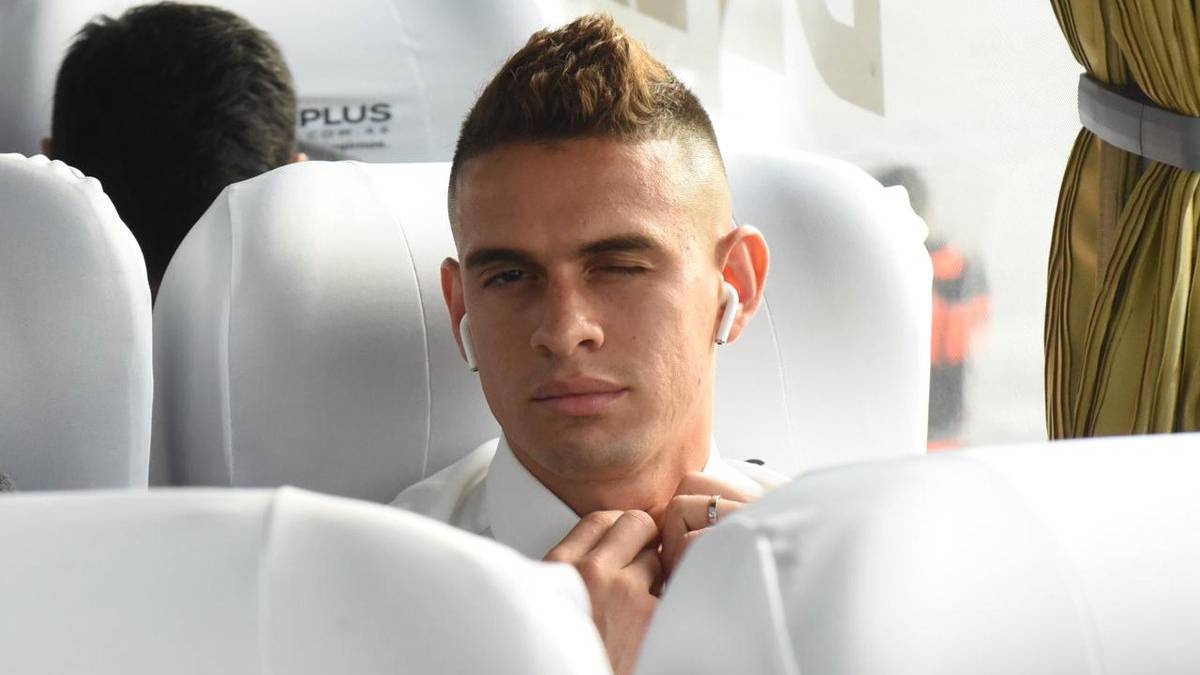Santos Borré viaja en el bus de River Plate para un partido por la Copa Libertadores
