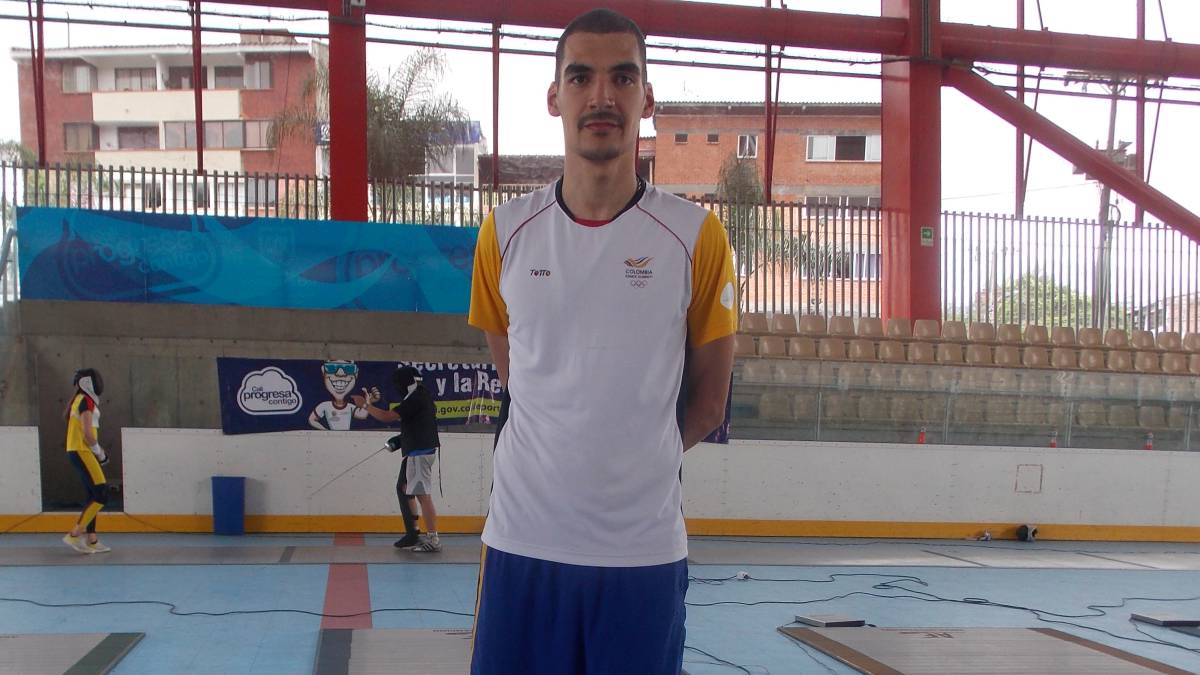 John Rodríguez, nació en Buga, y es el primer maestro de armas que tiene el país. Vive en Francia y representará a Colombia en el Grand Prix que se realizará en Cali.