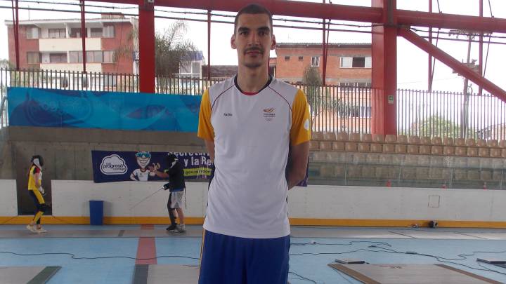 John Rodríguez, nació en Buga, y es el primer maestro de armas que tiene el país. Vive en Francia y representará a Colombia en el Grand Prix que se realizará en Cali.