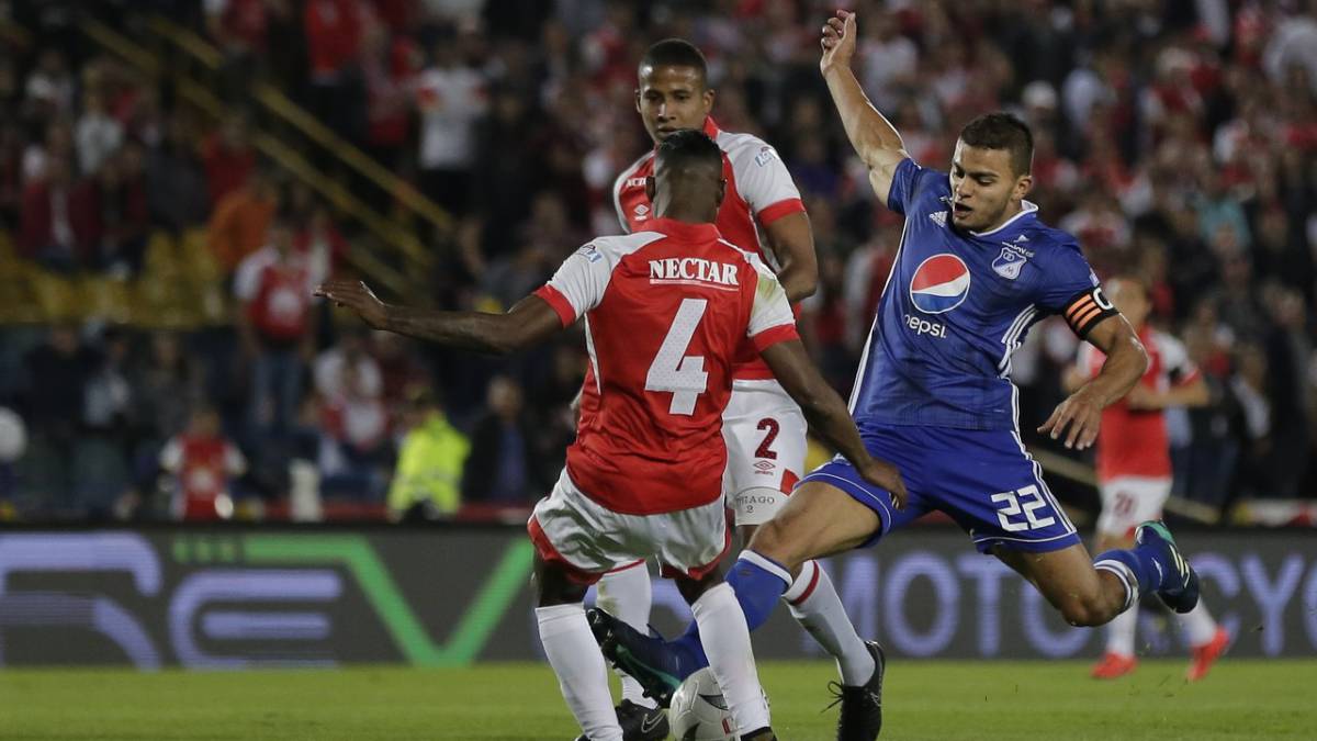 Duque disputa una pelota ante Carlos Arboleda.