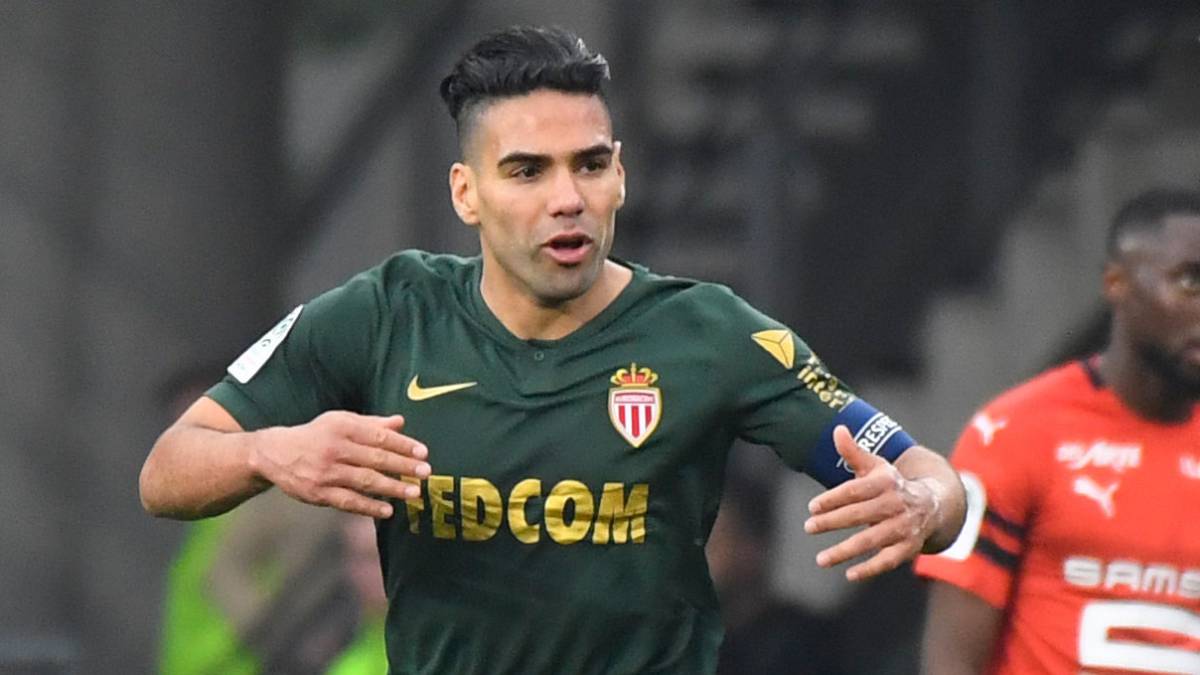 Falcao celebra el doblete que le marcó a Rennes en la liga de Francia