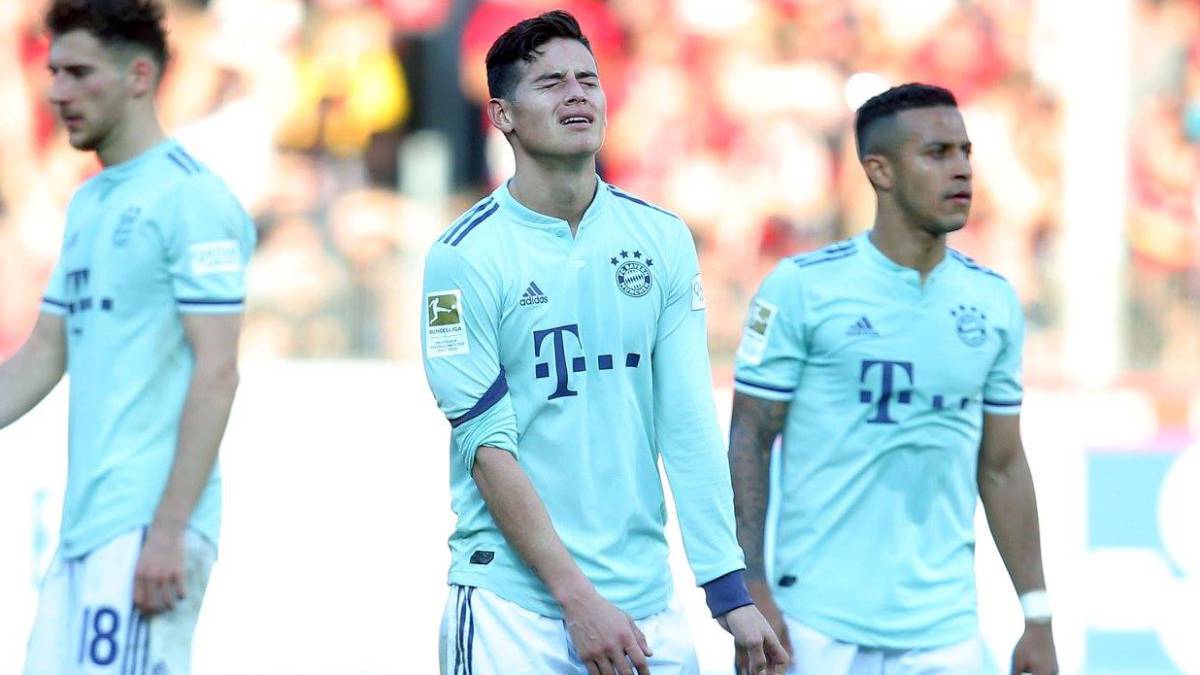 James Rodríguez se lamenta en una jugada con el Bayern