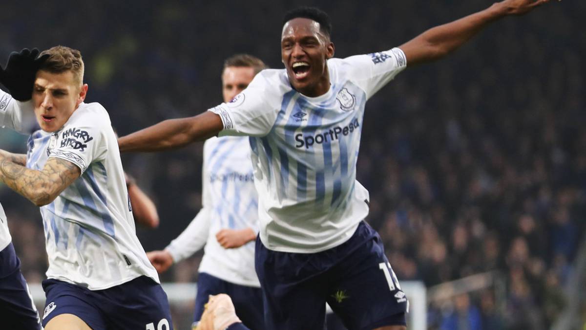Yerry Mina celebra un gol de Everton contra Burnley