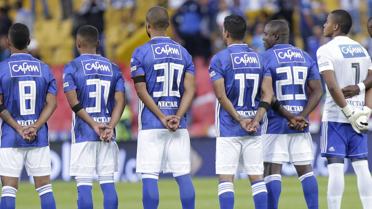 Millonarios en los actos protocolarios previos a un partido de la Liga Águila